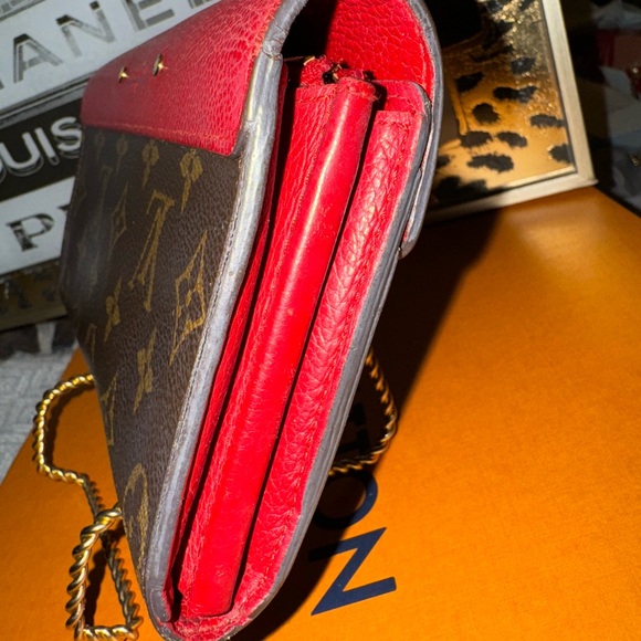 LOUIS VUITTON Monogram Pallas Wallet in Cerise Cherry. Monogram on toile canvas. - Picture 4 of 11